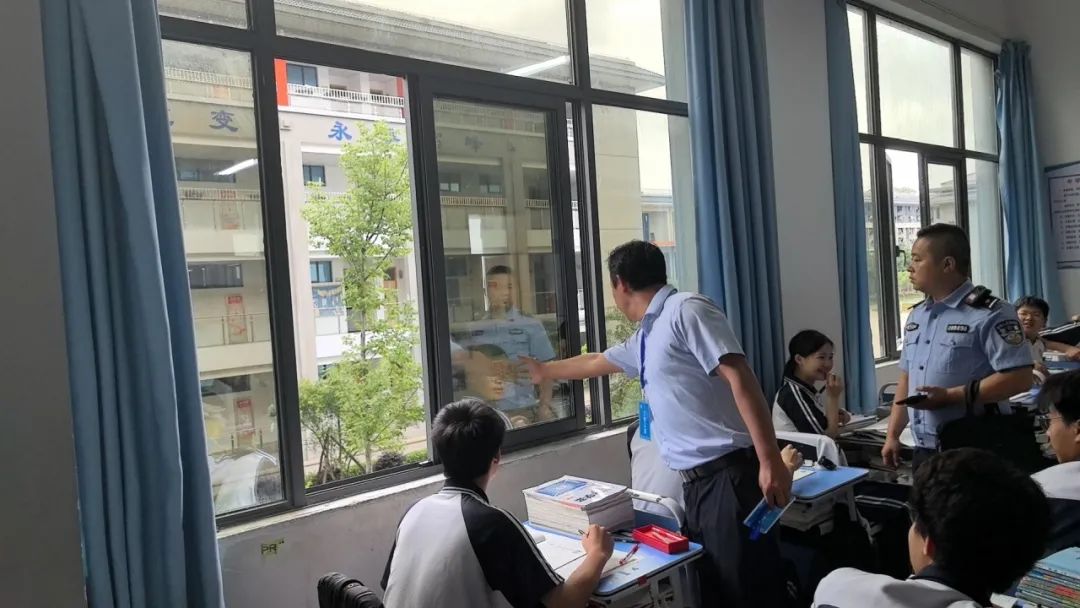 V视 ∣ “警”随高考,通山公安积极开展高考前校园安全大检查 第4张 V视 ∣ “警”随高考,通山公安积极开展高考前校园安全大检查 第4张