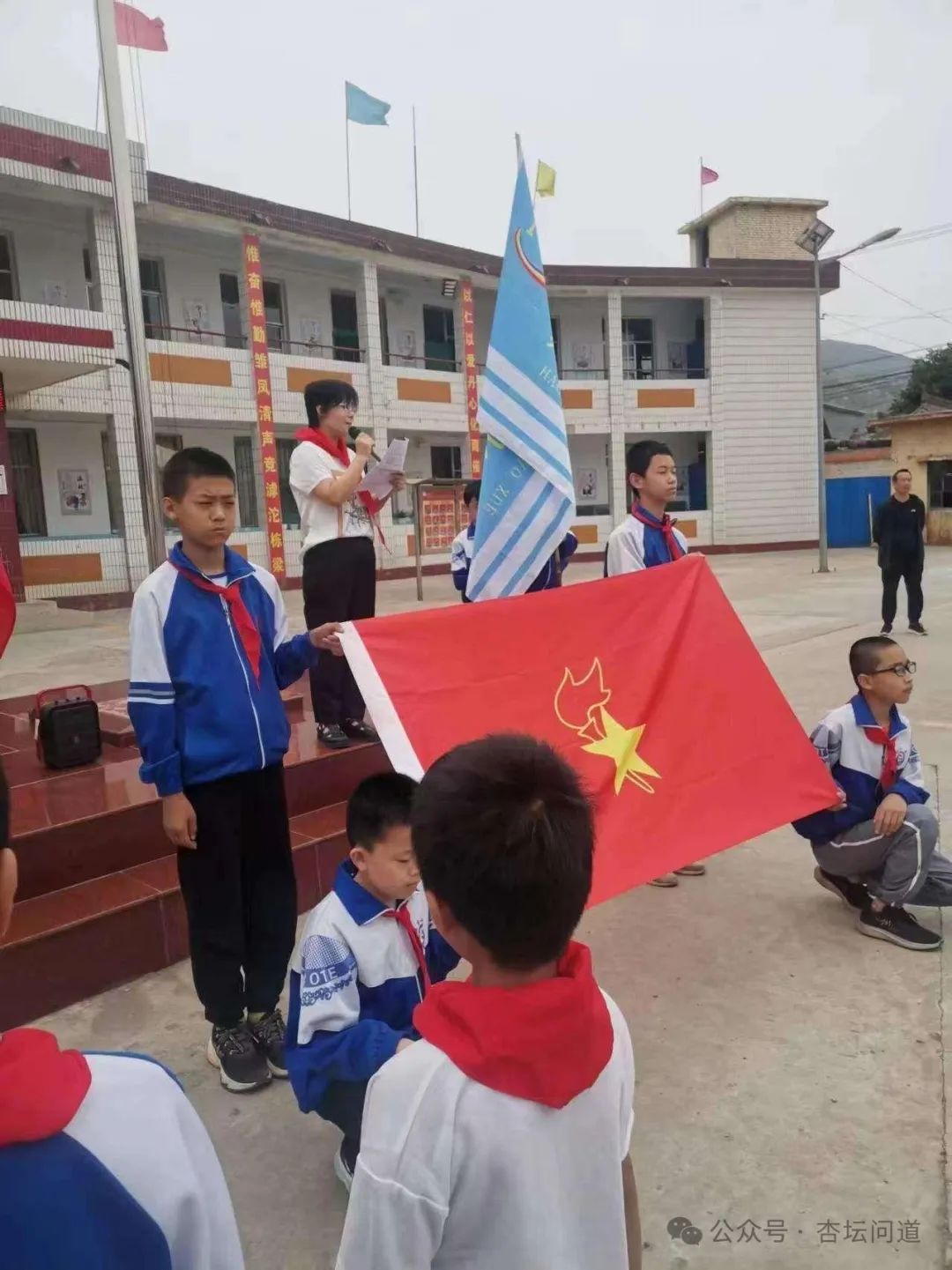 郝街小学举行“红领巾 爱祖国 争做好队员”新队员入队仪式 第7张