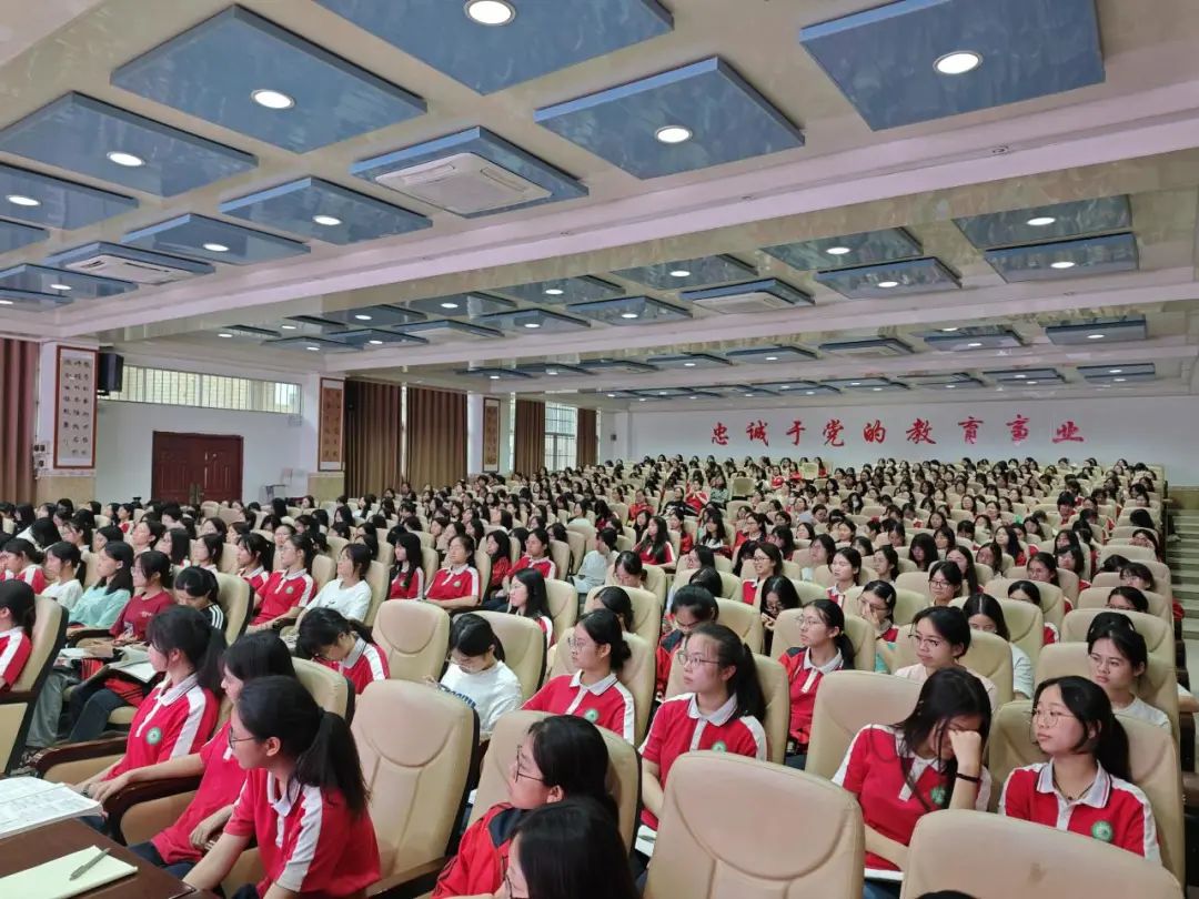 笑迎高考,从“心”备战 | 环江高中开展高三女生心理健康专题讲座 第8张