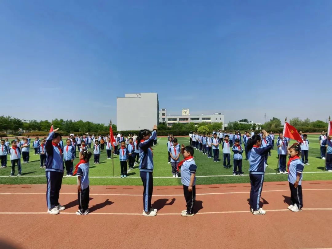 争做新时代好队员——青岛开发区实验小学教育集团龙泉校区一年级新队员入队仪式 第11张