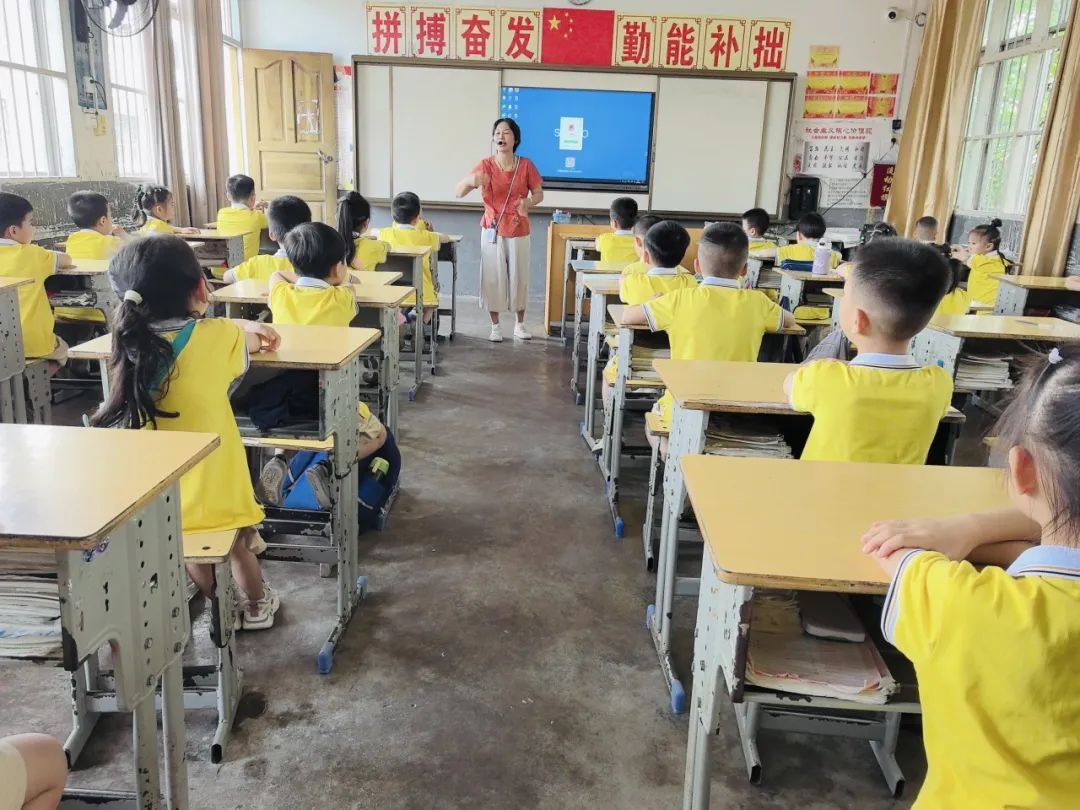 “探秘小学  开启成长新篇章”——荔浦市青山镇中心幼儿园参观小学活动 - 拷贝 第43张