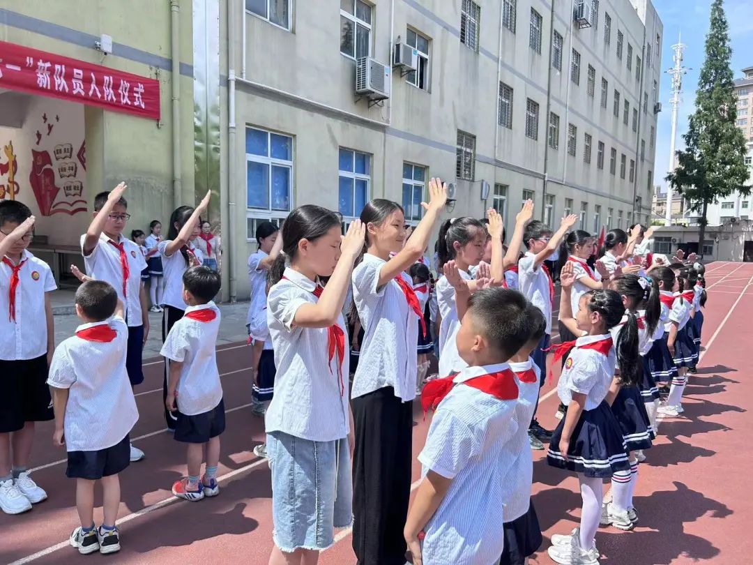 红领巾爱祖国——月亮湖小学举行新队员入队仪式 第26张