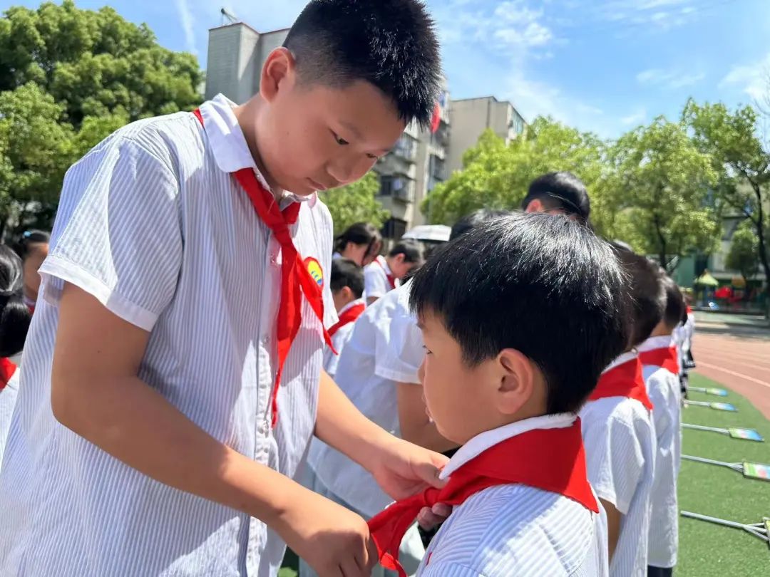 红领巾爱祖国——月亮湖小学举行新队员入队仪式 第23张