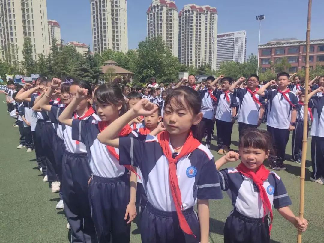 【双语小学教育集团·双语校区·全环境立德树人】青岛西海岸新区双语小学“争做新时代好队员”新队员入队仪式 第14张
