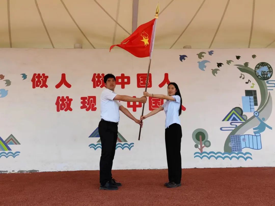 争做新时代好队员——青岛开发区实验小学教育集团龙泉校区一年级新队员入队仪式 第8张