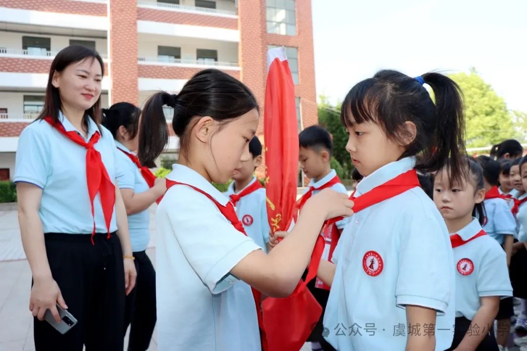 虞城县第一实验小学举行“红领巾爱祖国”一年级新队员入队仪式 第14张
