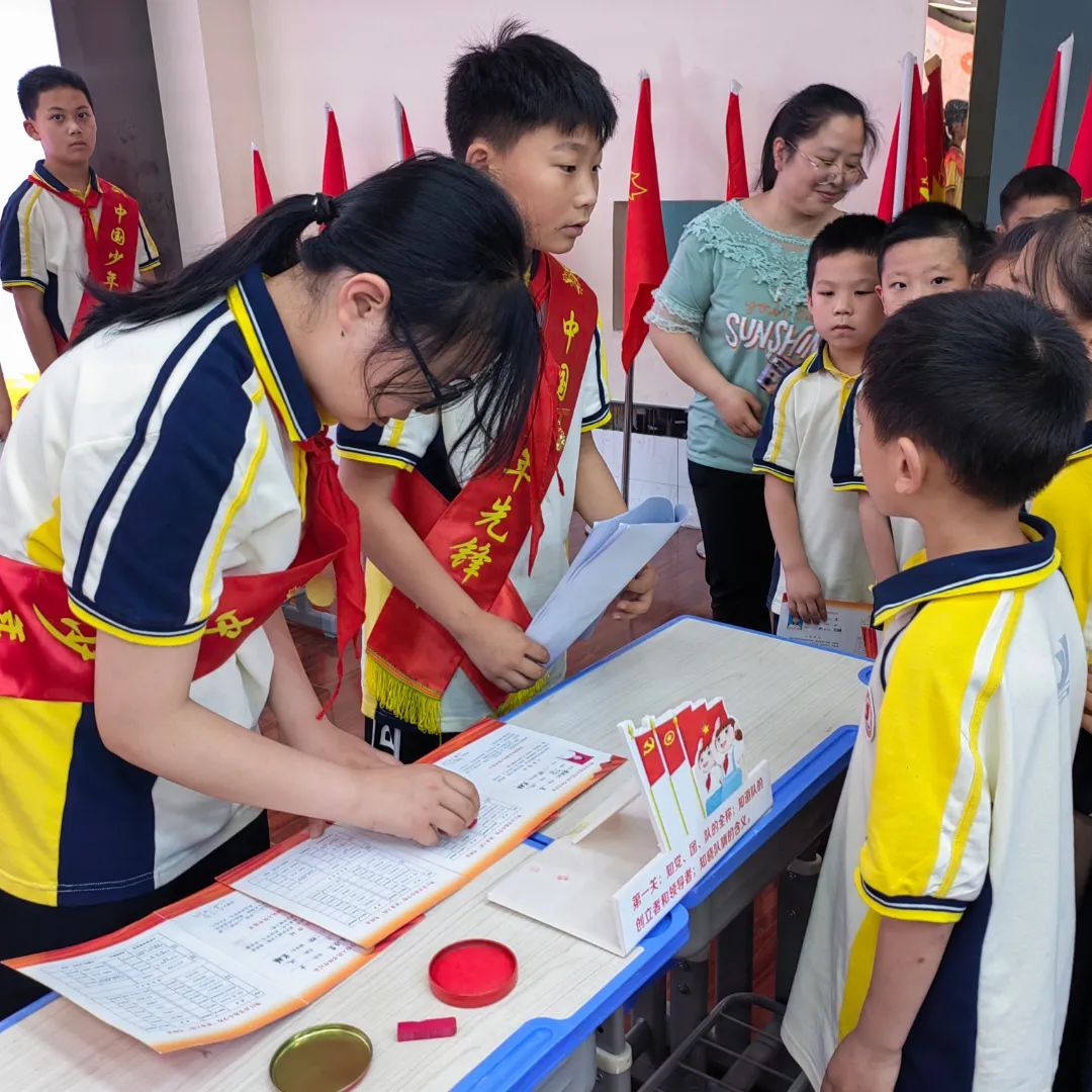 【实验小学】飘扬红领巾 炽热爱国情----实验小学举行2024年春期新少先队员入队仪式 第10张