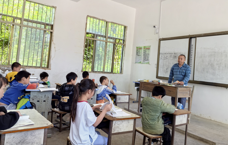 坚守山村小学38年!桂林“独臂教师”托举他们的梦 第1张 坚守山村小学38年!桂林“独臂教师”托举他们的梦 第1张