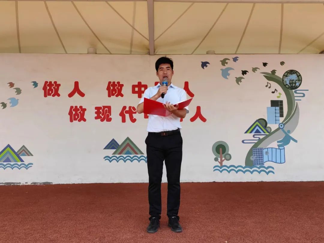 争做新时代好队员——青岛开发区实验小学教育集团龙泉校区一年级新队员入队仪式 第6张