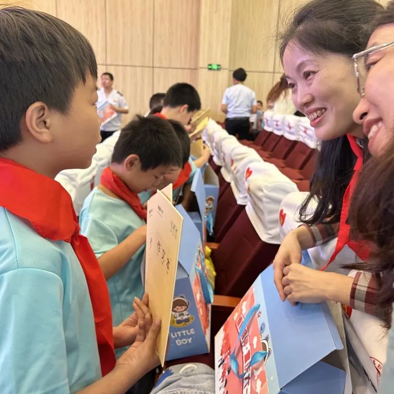 新民小学丨渝税相伴·童庆六一 ——全市税务系统青少年关爱行动走进新民小学 第37张