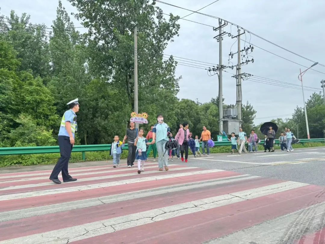 科学幼小衔接  趣味探访小学——誓节镇中心幼儿园幼小衔接活动之参观小学 第5张