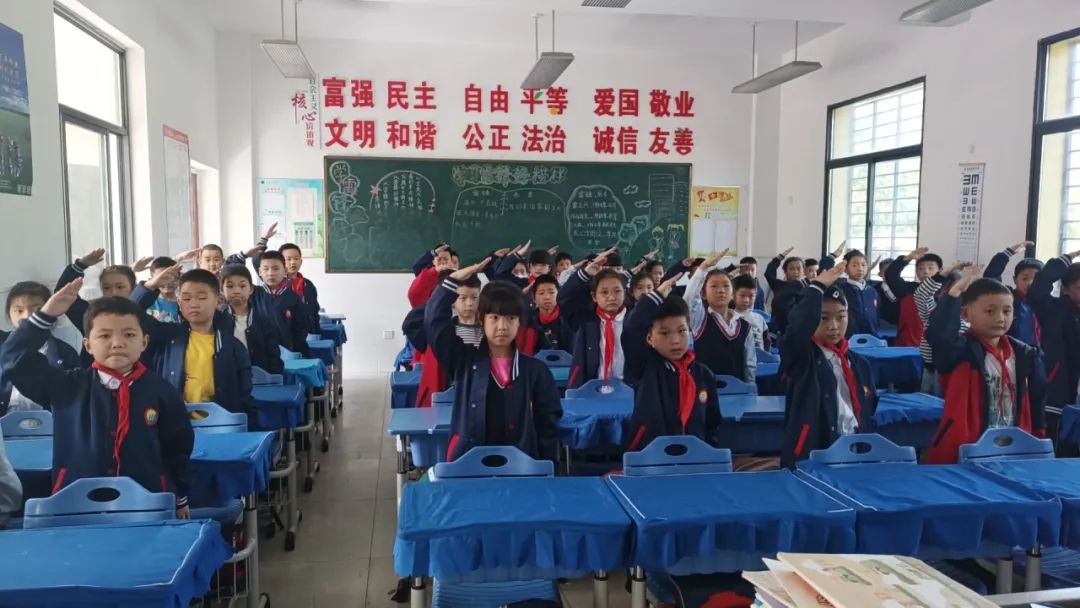 红领巾爱祖国——月亮湖小学举行新队员入队仪式 第2张