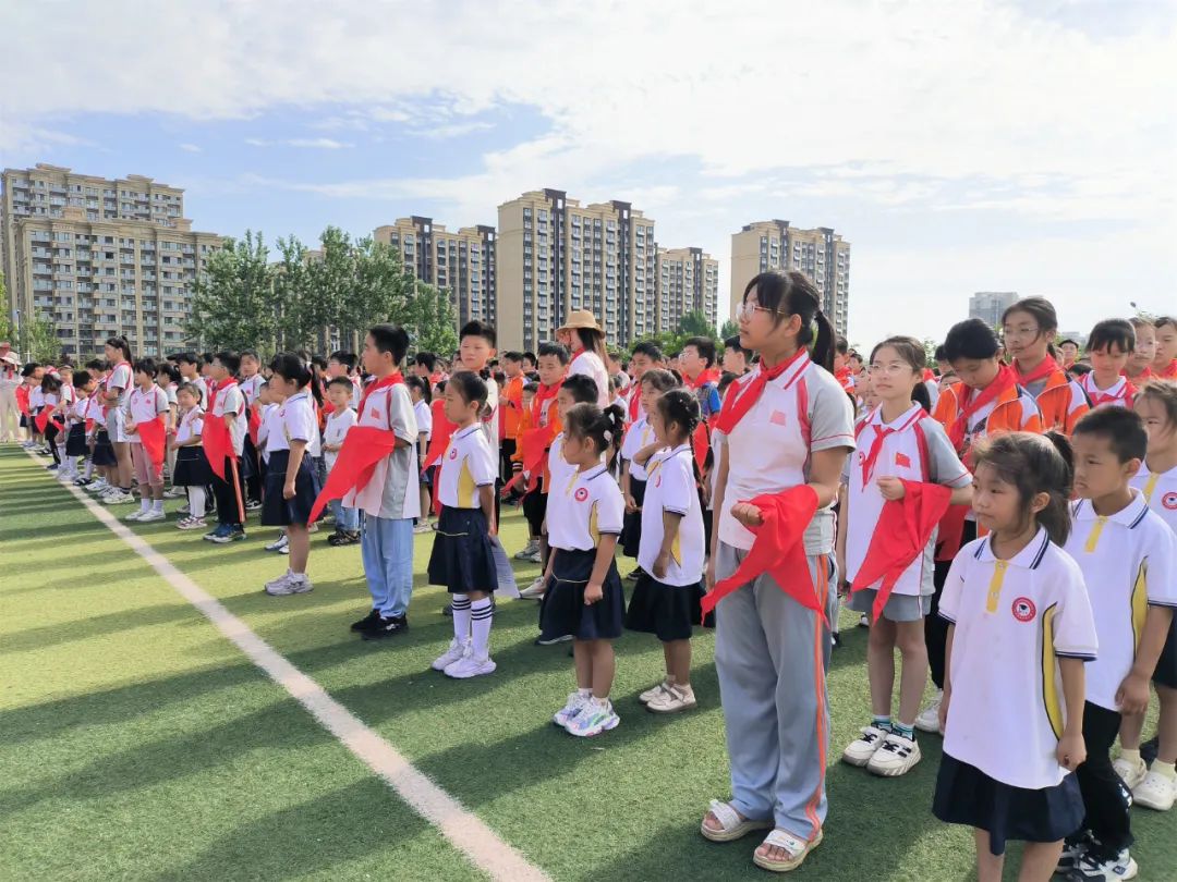 【泗水县博士源小学】“红领巾爱祖国”新队员入队仪式 第13张
