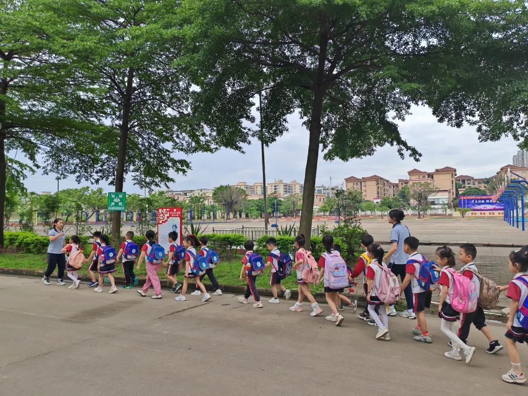 “我与小学零距离”——三角心心幼儿园幼儿园大班参观小学活动 第22张