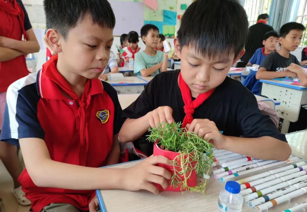 石头镇甘冲小学:变废为宝,牛奶盒变身环保艺术品 第2张