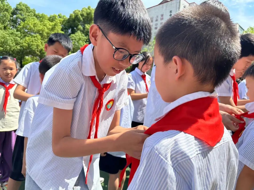 红领巾爱祖国——月亮湖小学举行新队员入队仪式 第19张