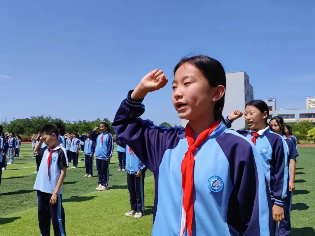 争做新时代好队员——青岛开发区实验小学教育集团龙泉校区一年级新队员入队仪式 第20张