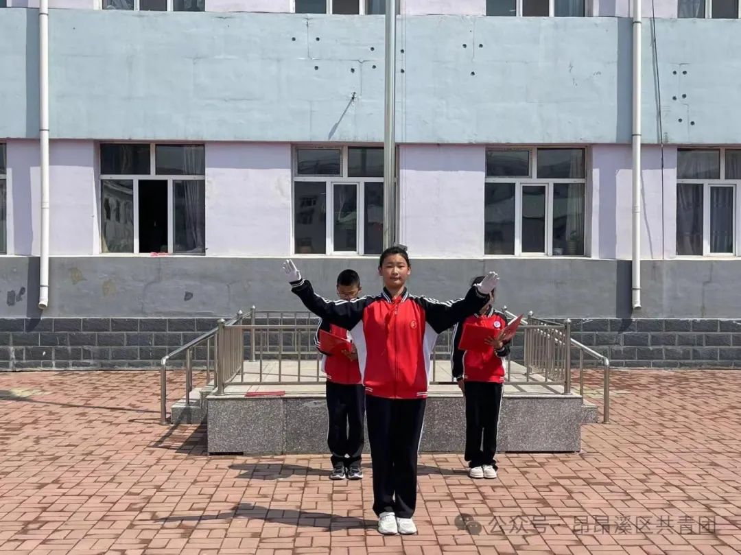 第一小学开展“队旗飘飘迎党日,童心颗颗向着党”主题升旗仪式暨少先队入队仪式 第4张 第一小学开展“队旗飘飘迎党日,童心颗颗向着党”主题升旗仪式暨少先队入队仪式 第4张