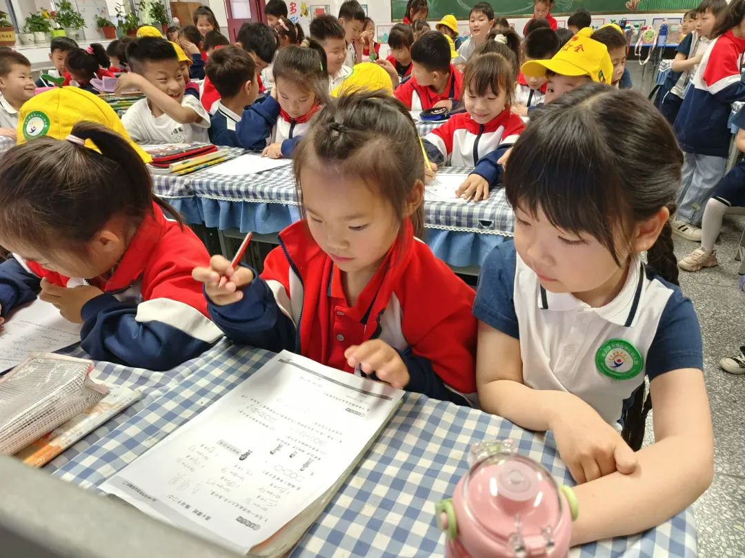 参观小学初体验,幼小衔接零距离——塔山中心幼儿园大班组参观小学活动 第20张