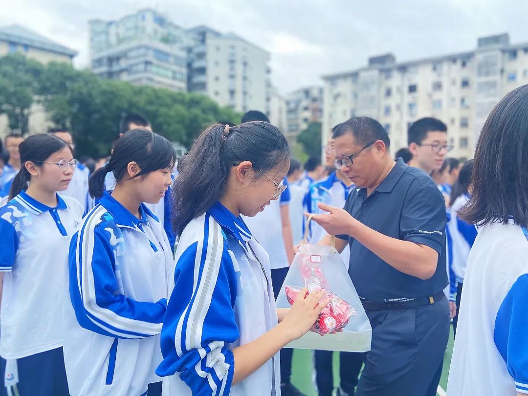 中高考送福|我校开展2024年“砥砺前行共圆梦,鲜衣怒马踏征程”中高考祝福活动 第13张