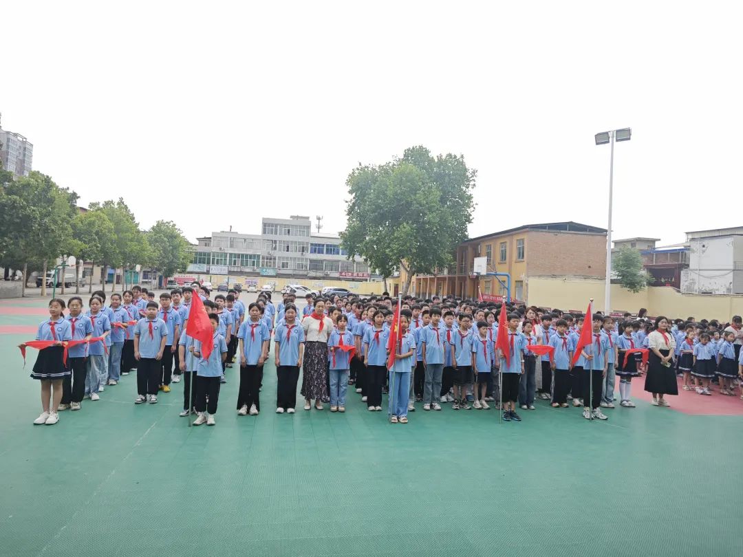 红领巾 爱祖国----锦屏镇中心小学迎“六一”新队员入队仪式 第2张