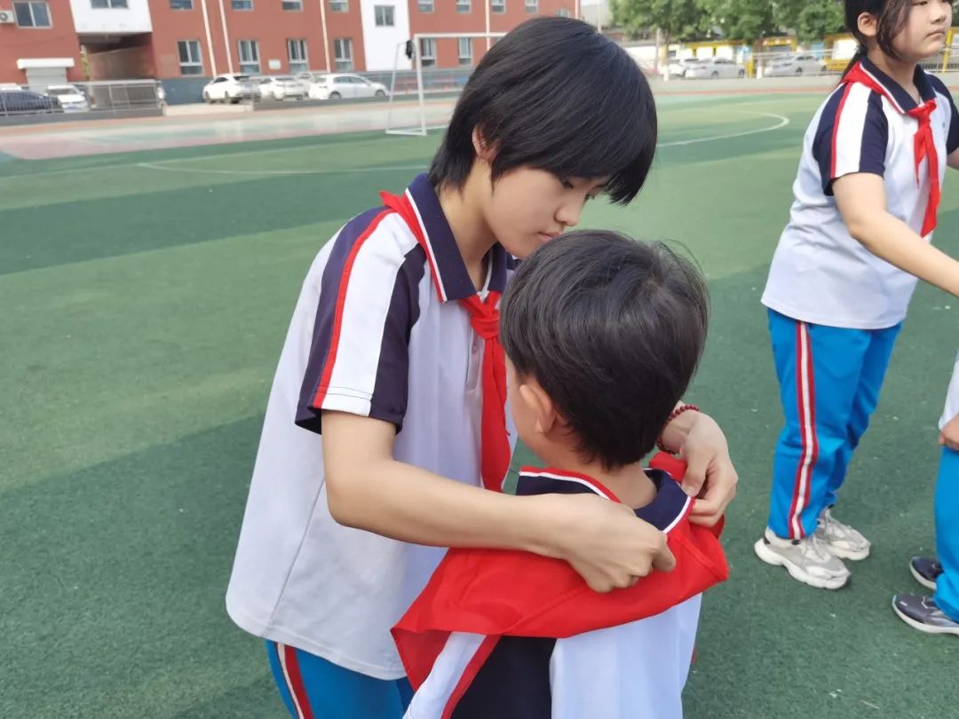 易县第四小学举行“红领巾 爱祖国”2024年首批新队员入队仪式 第10张