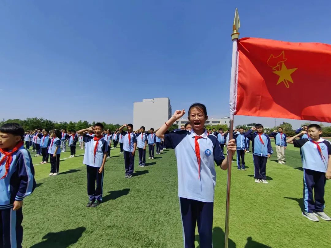争做新时代好队员——青岛开发区实验小学教育集团龙泉校区一年级新队员入队仪式 第19张