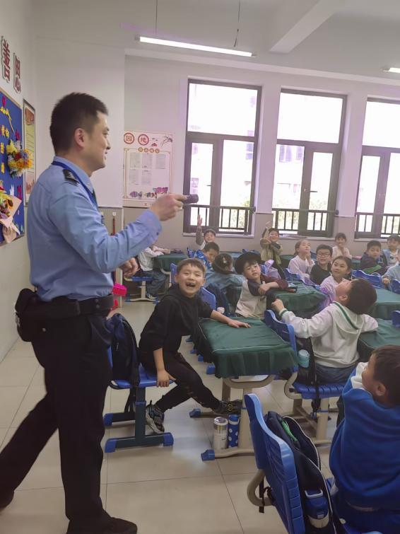 家校携手,共画安全“同心圆”——永红路小学一(6)班开展第6期家长进课堂活动 第13张 家校携手,共画安全“同心圆”——永红路小学一(6)班开展第6期家长进课堂活动 第13张