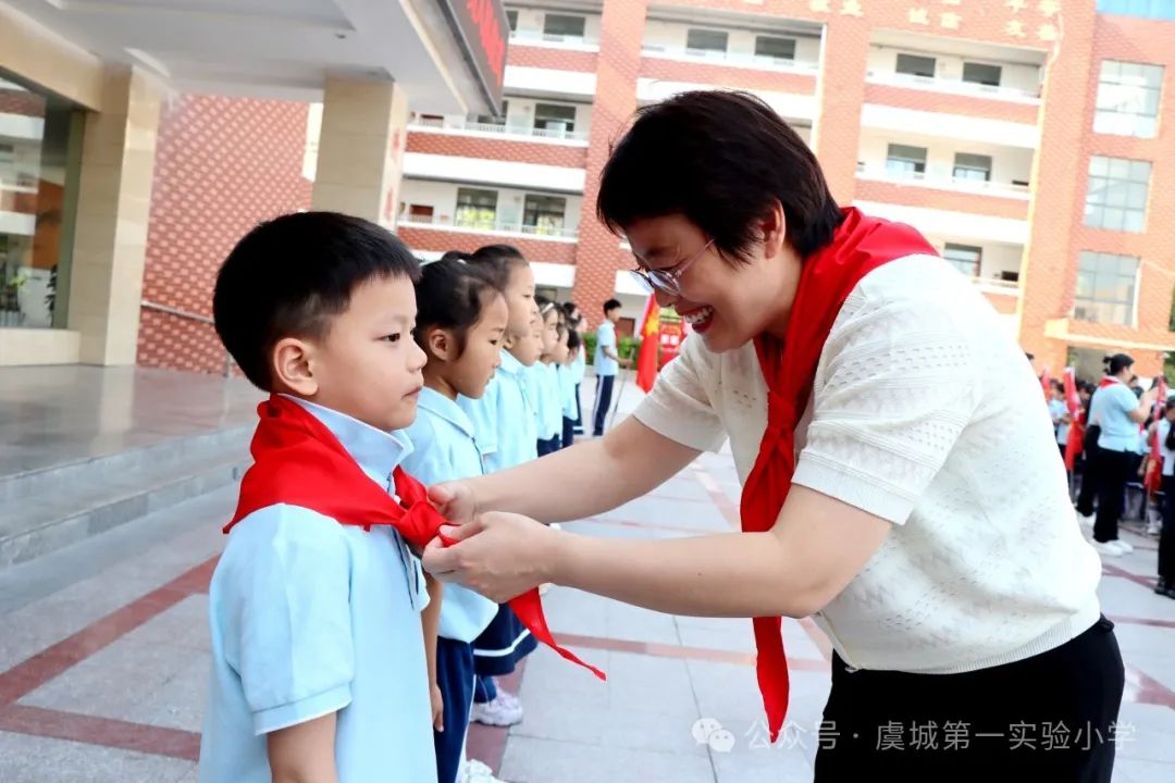 虞城县第一实验小学举行“红领巾爱祖国”一年级新队员入队仪式 第11张