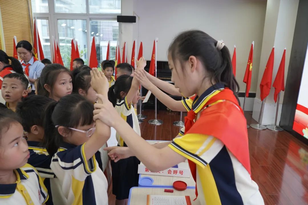 【实验小学】飘扬红领巾 炽热爱国情----实验小学举行2024年春期新少先队员入队仪式 第9张