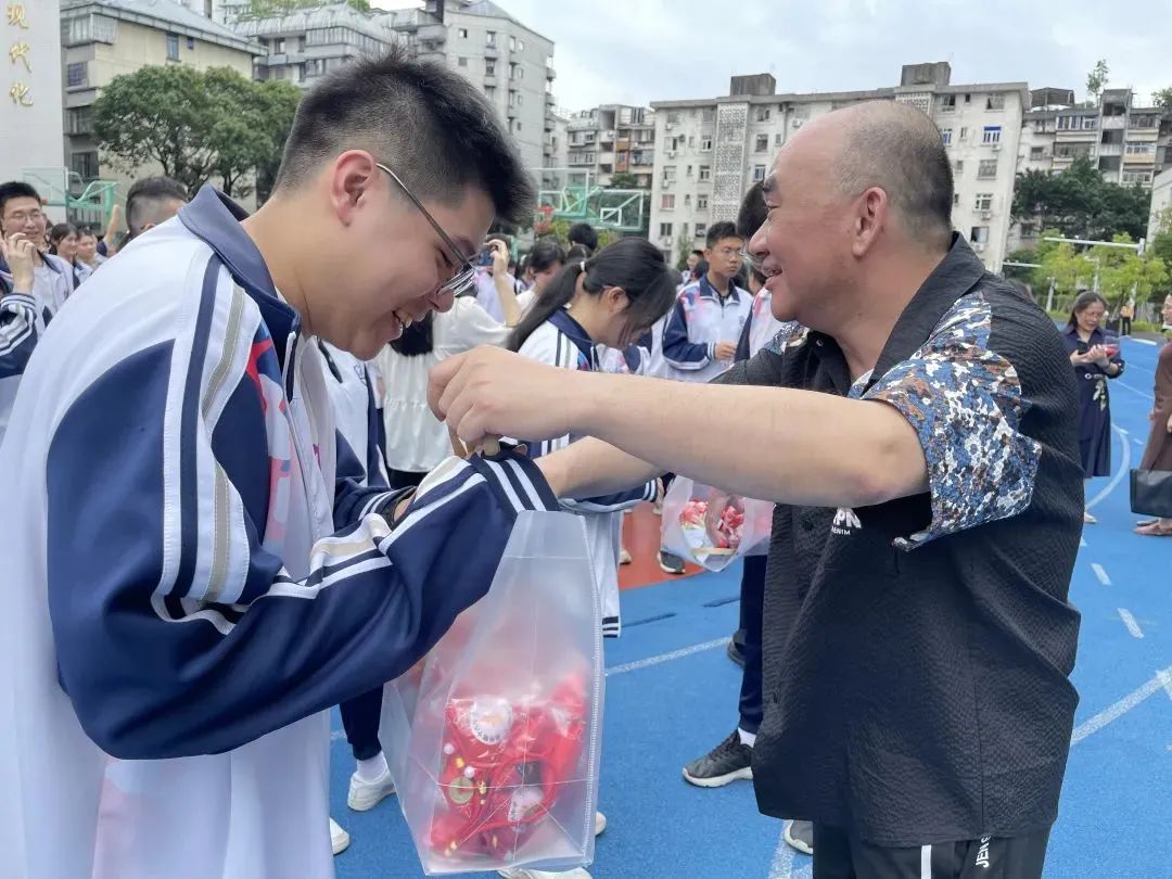 中高考送福|我校开展2024年“砥砺前行共圆梦,鲜衣怒马踏征程”中高考祝福活动 第14张