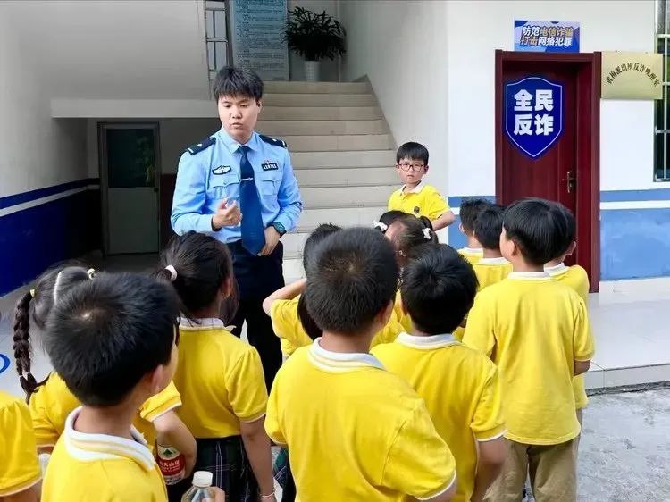 警心连童心 法治伴“我”行 ——凤凰城小学一(1)班假日活动小队 第8张