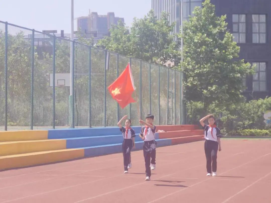 【双语小学教育集团·双语校区·全环境立德树人】青岛西海岸新区双语小学“争做新时代好队员”新队员入队仪式 第9张