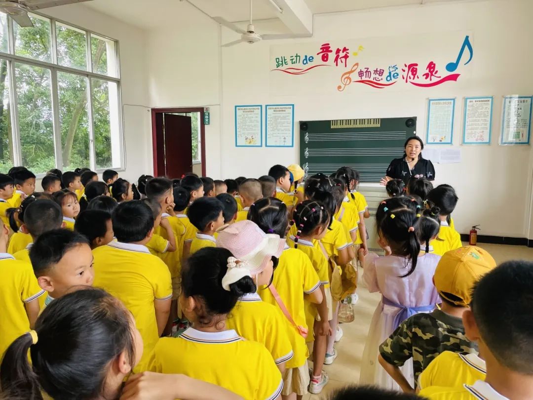 “探秘小学  开启成长新篇章”——荔浦市青山镇中心幼儿园参观小学活动 - 拷贝 第27张