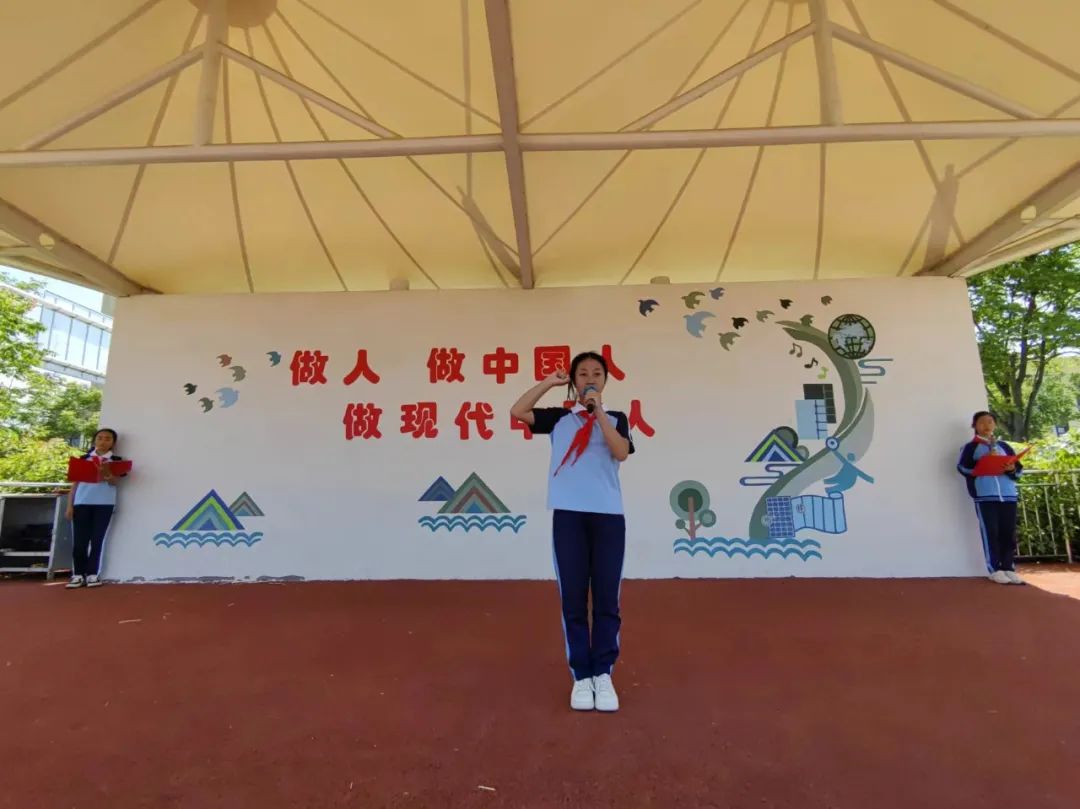 争做新时代好队员——青岛开发区实验小学教育集团龙泉校区一年级新队员入队仪式 第13张
