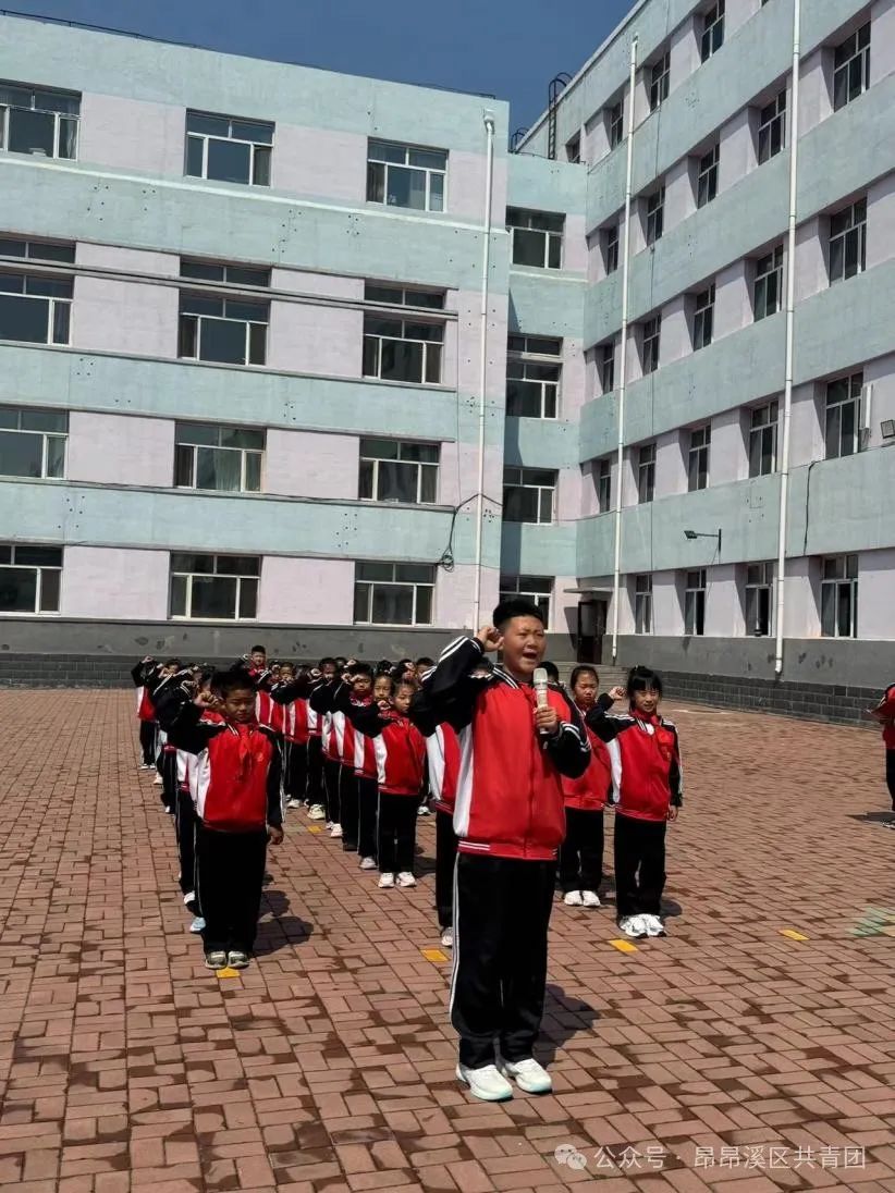第一小学开展“队旗飘飘迎党日,童心颗颗向着党”主题升旗仪式暨少先队入队仪式 第7张 第一小学开展“队旗飘飘迎党日,童心颗颗向着党”主题升旗仪式暨少先队入队仪式 第7张