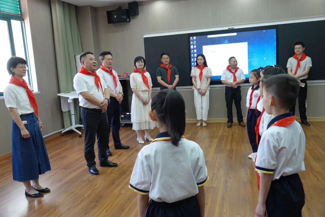 敬慈简讯‖县委书记洪克峰莅临敬慈小学开展“六一”慰问活动并督导高考备考工作 第19张 敬慈简讯‖县委书记洪克峰莅临敬慈小学开展“六一”慰问活动并督导高考备考工作 第19张