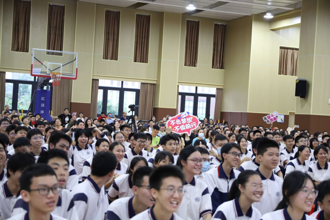 龙翔万里 决胜中考 ——广州市番禺区广铁一中铁英学校2024届初三年级中考冲刺动员大会 第38张 龙翔万里 决胜中考 ——广州市番禺区广铁一中铁英学校2024届初三年级中考冲刺动员大会 第38张