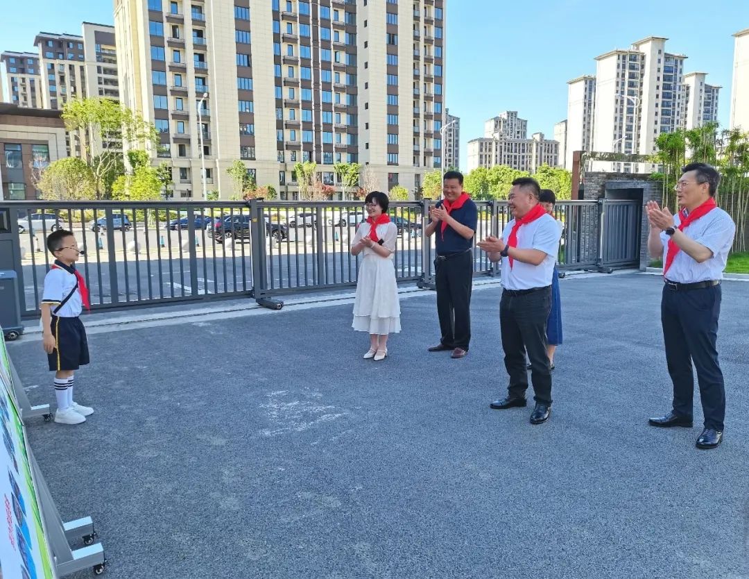 敬慈简讯‖县委书记洪克峰莅临敬慈小学开展“六一”慰问活动并督导高考备考工作 第15张 敬慈简讯‖县委书记洪克峰莅临敬慈小学开展“六一”慰问活动并督导高考备考工作 第15张