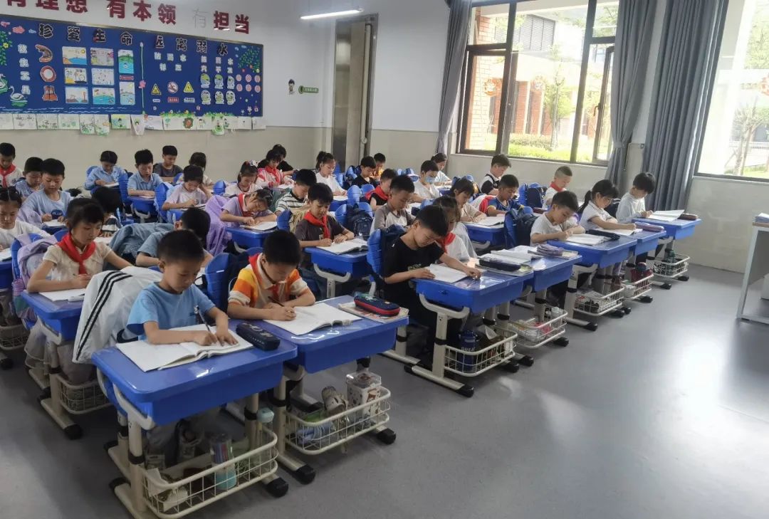 【江丰小学】一班一品,丰采润心——江丰小学“美丽教室”评比活动 第74张 【江丰小学】一班一品,丰采润心——江丰小学“美丽教室”评比活动 第74张