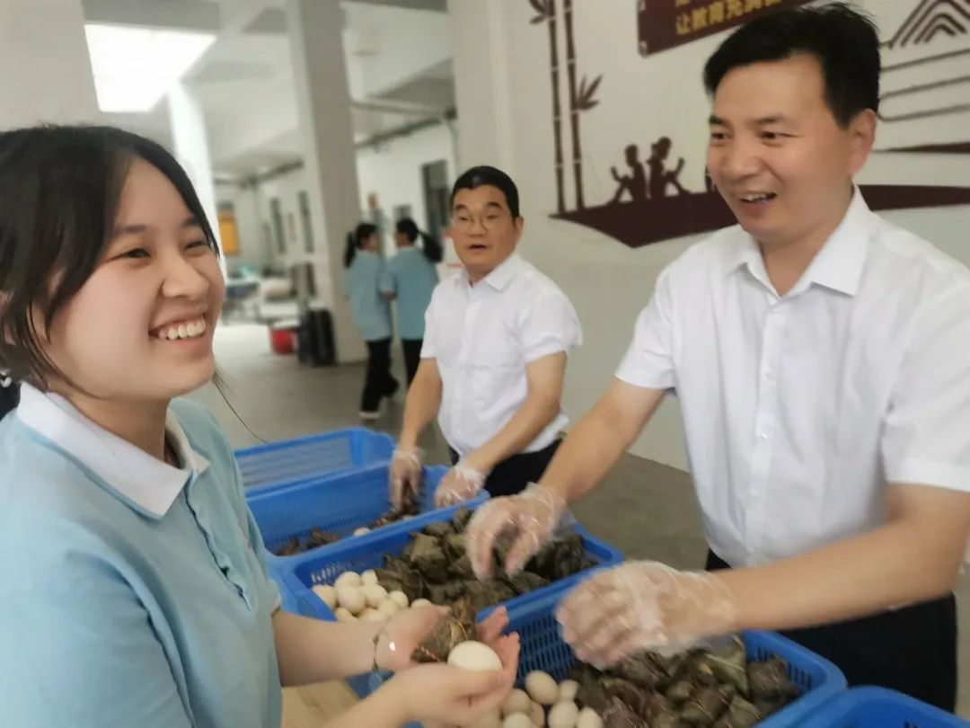 端午遇见高考 祝你一举高“粽” ——襄阳市第三十六中学开展赠送粽子助力高考活动 第7张 端午遇见高考 祝你一举高“粽” ——襄阳市第三十六中学开展赠送粽子助力高考活动 第7张