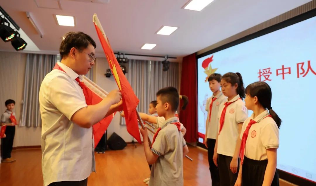 梅园小学2024年二年级入队仪式暨东海局新老结对关爱梅园学子活动 第45张