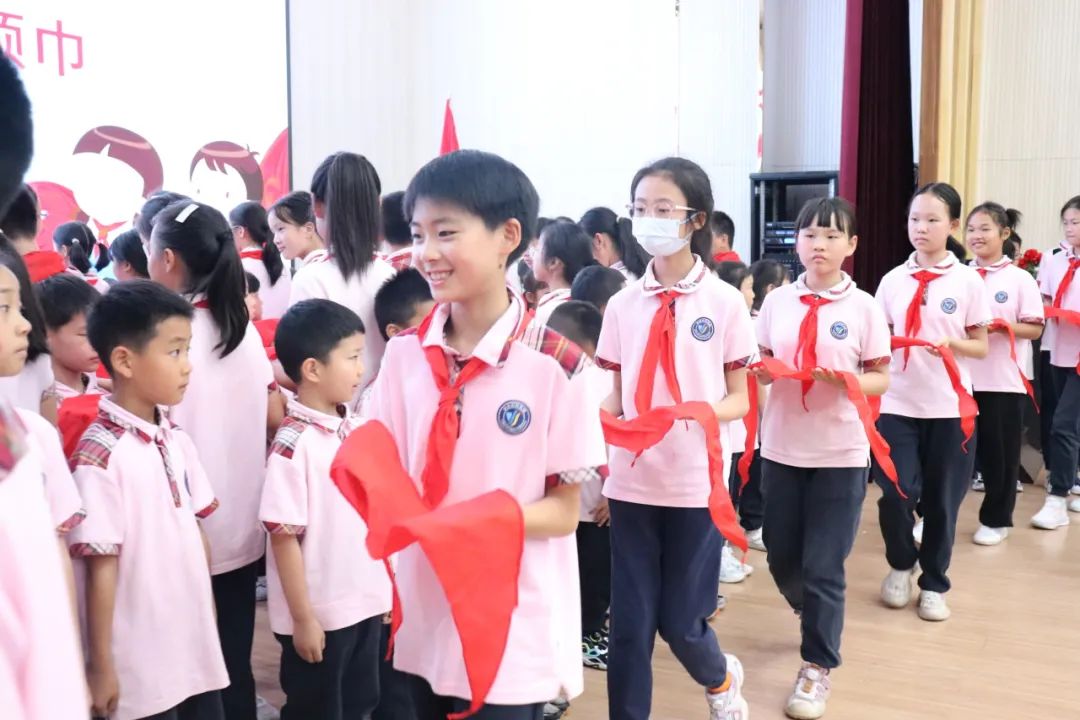 红领巾爱祖国 ——枝江英杰小学开展六一主题队日暨新队员入队仪式活动 第28张