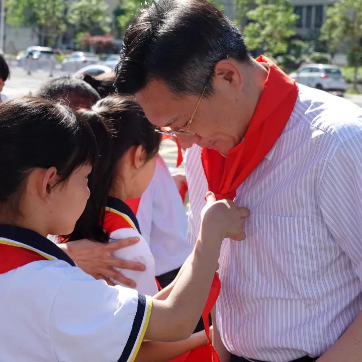 敬慈简讯‖县委书记洪克峰莅临敬慈小学开展“六一”慰问活动并督导高考备考工作 第12张 敬慈简讯‖县委书记洪克峰莅临敬慈小学开展“六一”慰问活动并督导高考备考工作 第12张