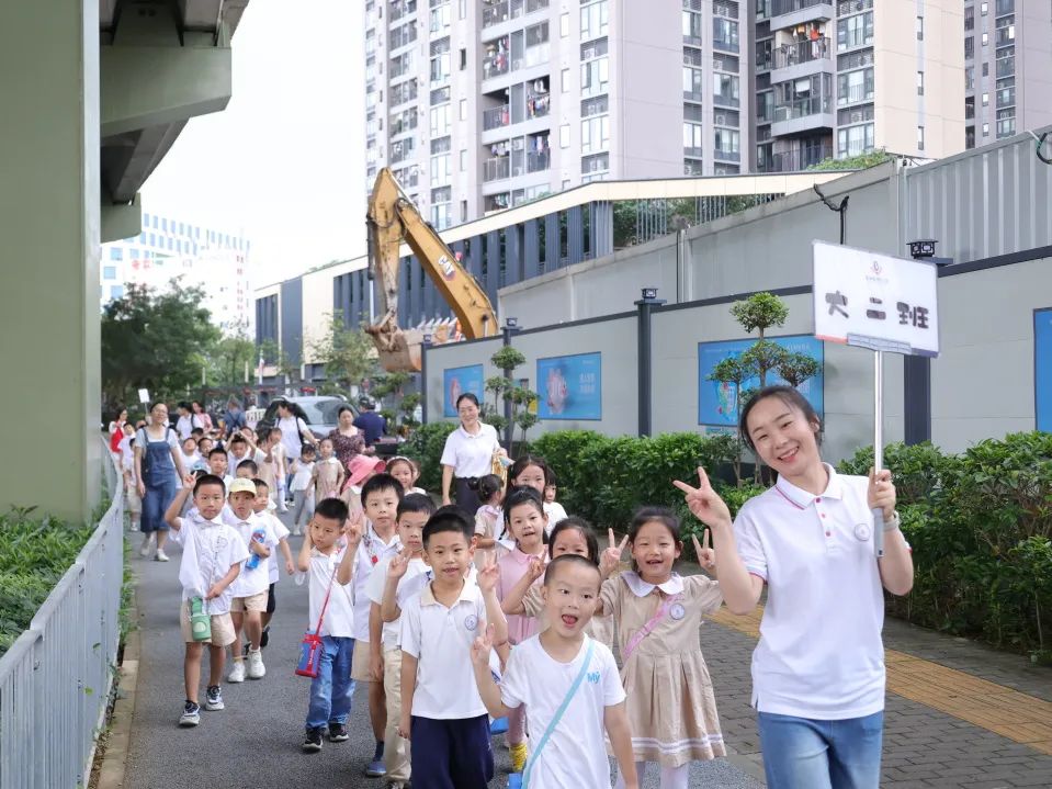 走进小学,幼见成长——宝澜雅苑幼儿园参观小学活动 第24张 走进小学,幼见成长——宝澜雅苑幼儿园参观小学活动 第24张