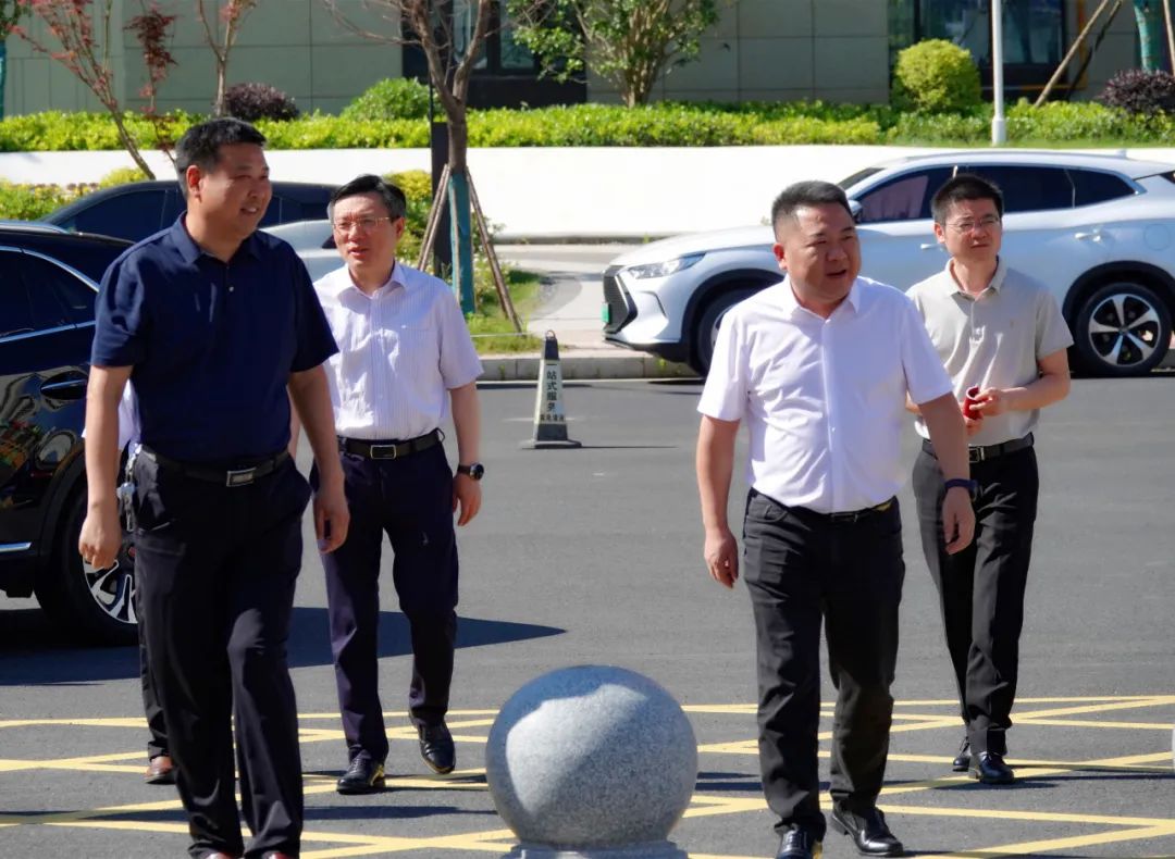 敬慈简讯‖县委书记洪克峰莅临敬慈小学开展“六一”慰问活动并督导高考备考工作 第7张 敬慈简讯‖县委书记洪克峰莅临敬慈小学开展“六一”慰问活动并督导高考备考工作 第7张