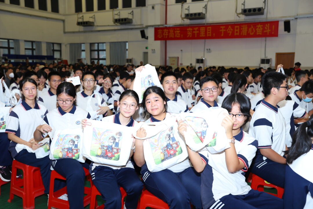 龙翔万里 决胜中考 ——广州市番禺区广铁一中铁英学校2024届初三年级中考冲刺动员大会 第44张 龙翔万里 决胜中考 ——广州市番禺区广铁一中铁英学校2024届初三年级中考冲刺动员大会 第44张