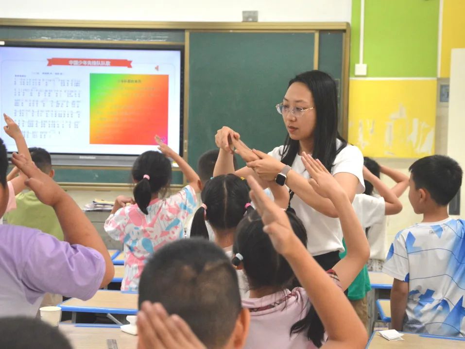 红领巾爱祖国 ——枝江英杰小学开展六一主题队日暨新队员入队仪式活动 第11张