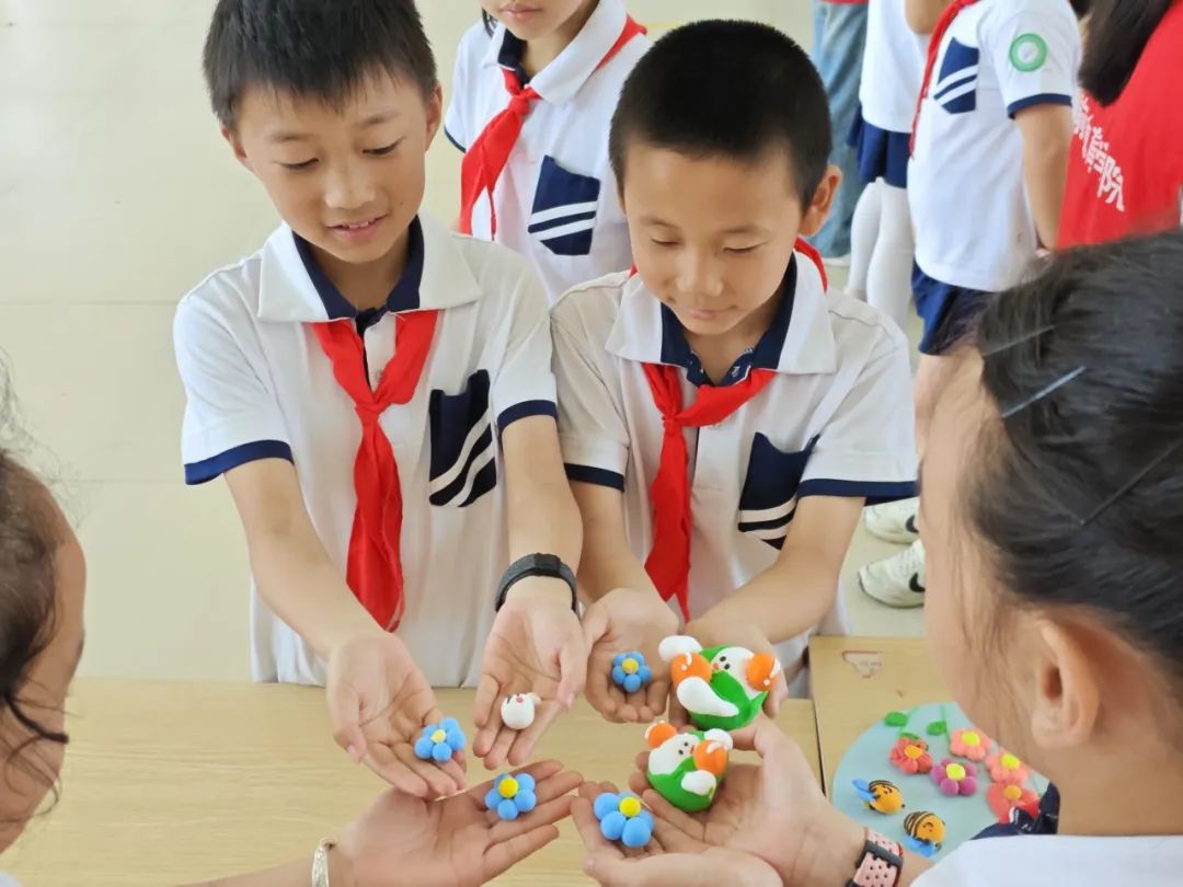 学前教育学院赴安义县板溪小学开展“大手拉小手 童心向未来”主题实践活动 第3张 学前教育学院赴安义县板溪小学开展“大手拉小手 童心向未来”主题实践活动 第3张