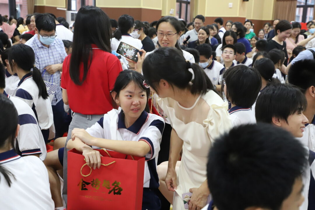 龙翔万里 决胜中考 ——广州市番禺区广铁一中铁英学校2024届初三年级中考冲刺动员大会 第56张 龙翔万里 决胜中考 ——广州市番禺区广铁一中铁英学校2024届初三年级中考冲刺动员大会 第56张